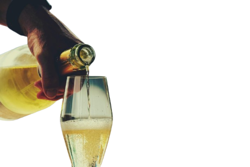 Servint una beguda alcohòlica en una copa